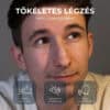 Mosolygós férfi átlátszó orrtapasszal, nyugodt alvás és horkoláscsökkentés
